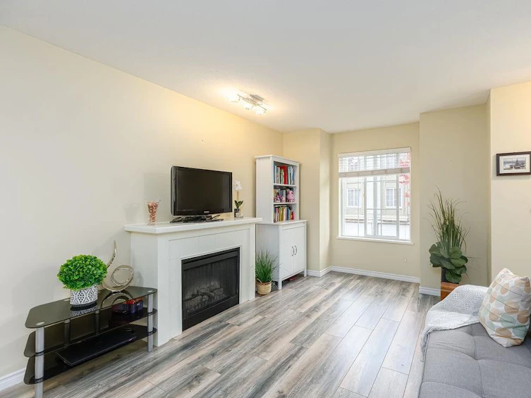 2-14855 100, Surrey, BC, V3R 2W1