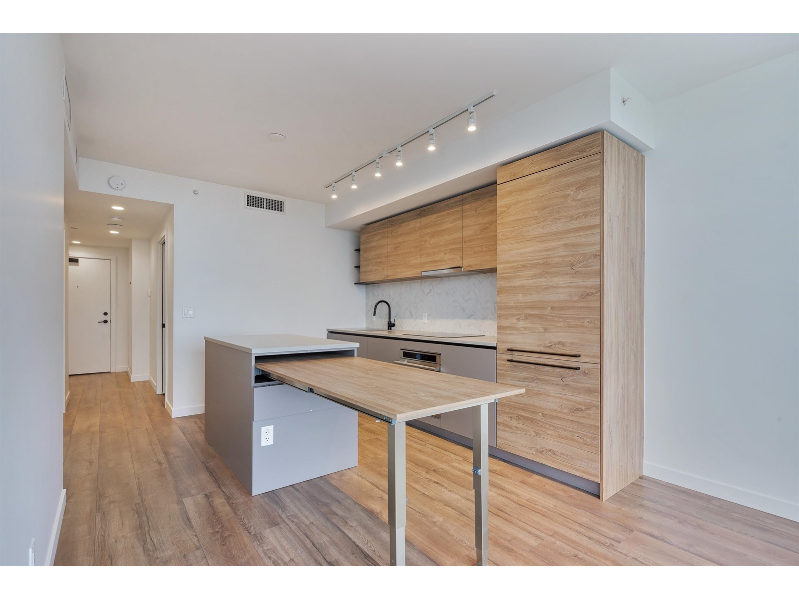 2301-10448 University, Surrey, BC, V3T 0S7