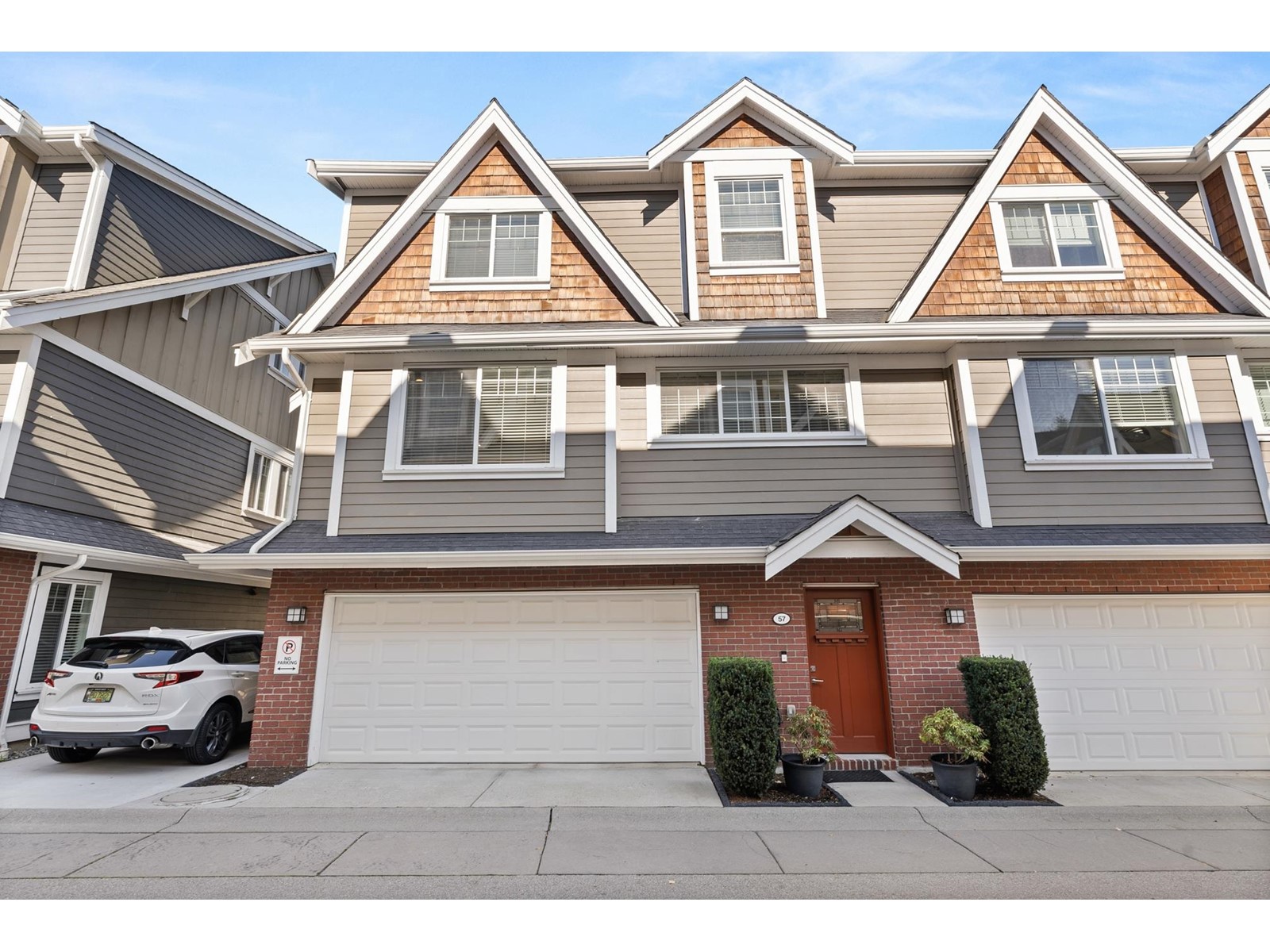 57-15988 32, Surrey, BC, V3Z 2J4
