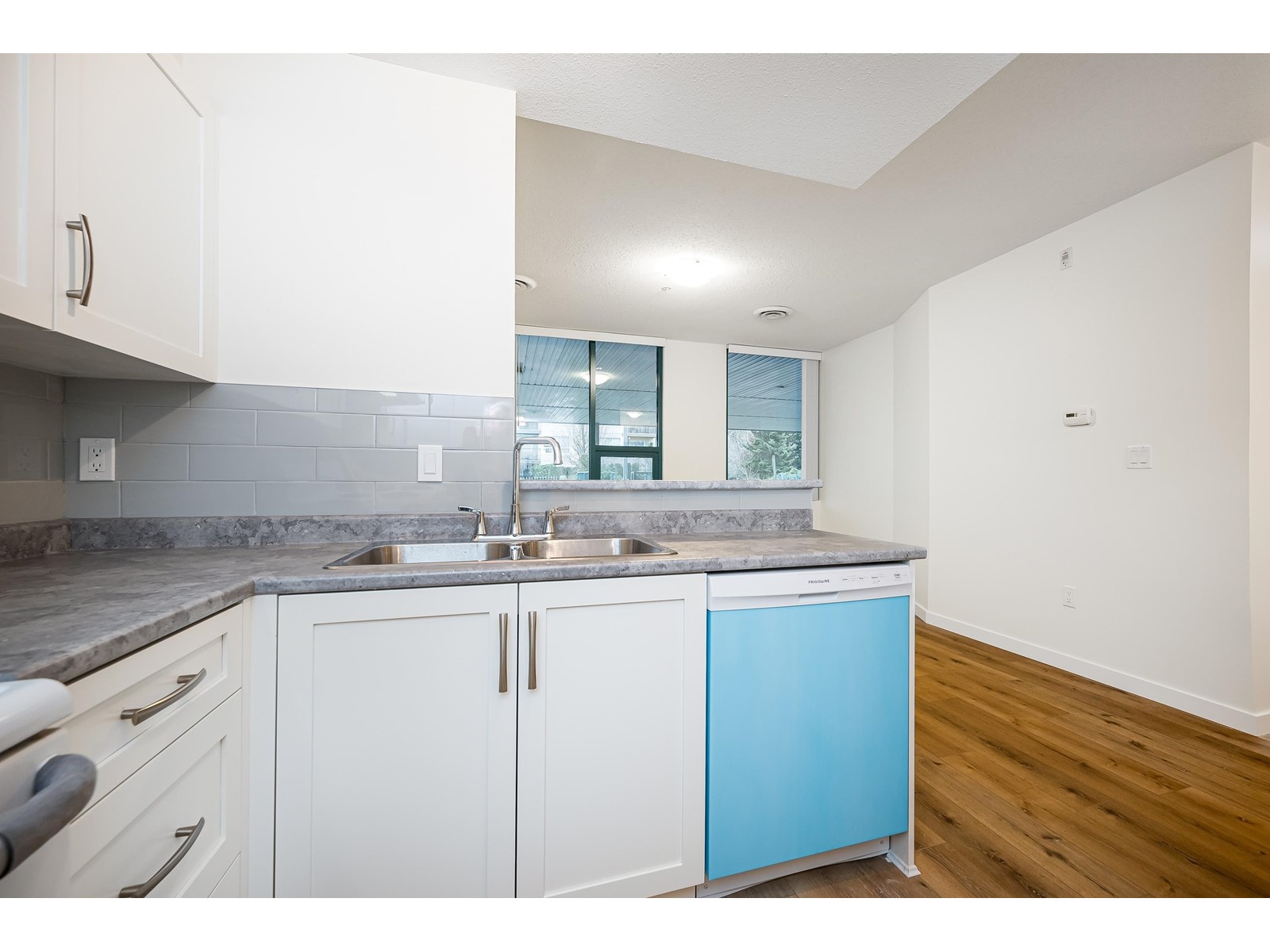 207-9278 120, Surrey, BC, V3V 4B8