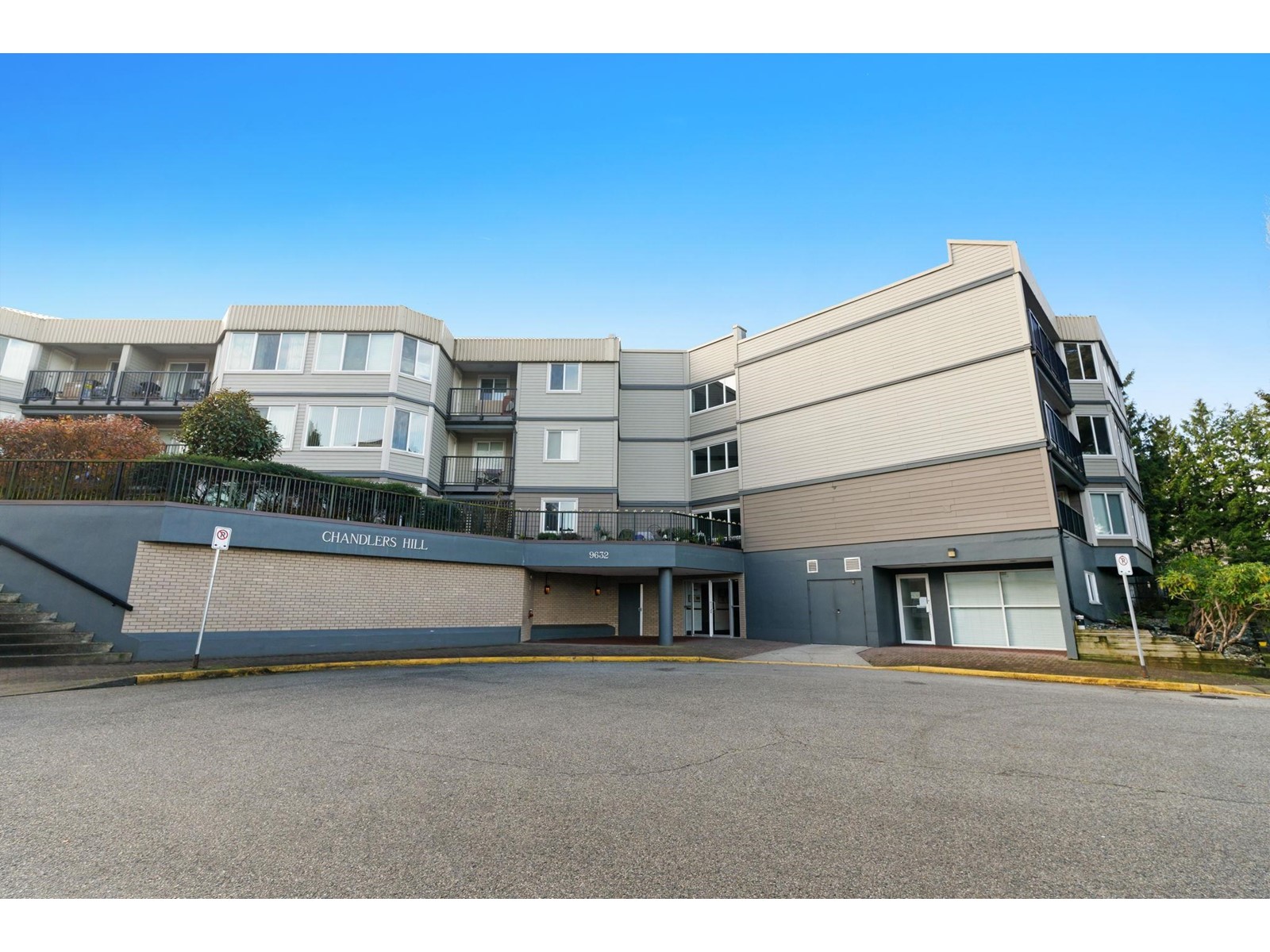 301-9632 120a, Surrey, BC, V3V 4H4