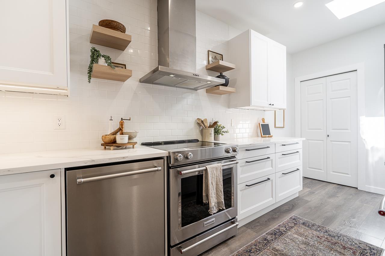 307-15300 17, Surrey, BC, V4A 8Y6