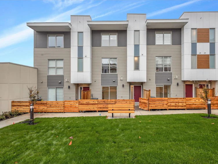 16-12585 104a, Surrey, BC, V3V 0G7