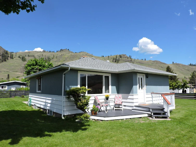 557 Seventh Avenue Avenue, Midway, BC, V0H 1M0