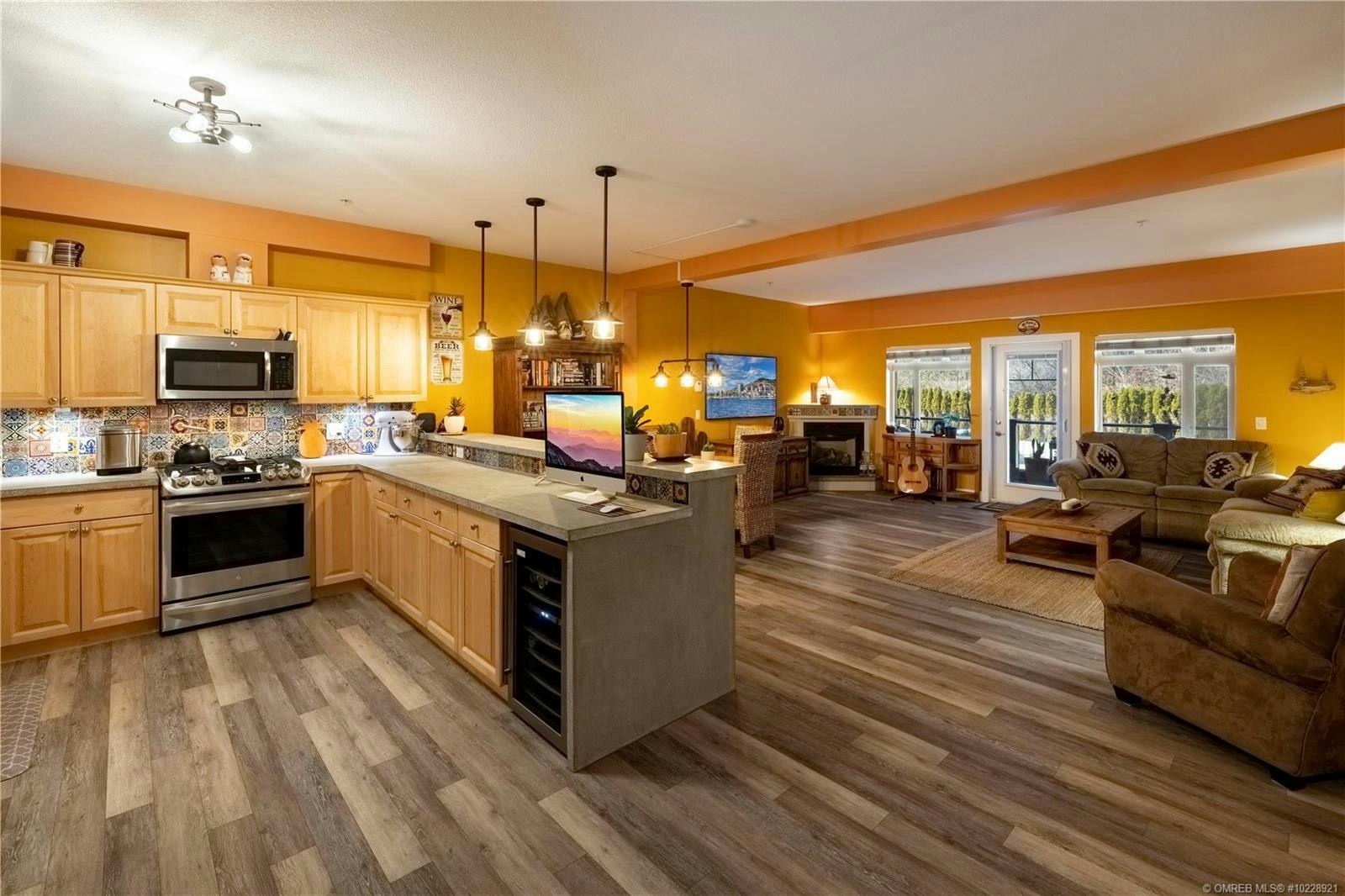 202-3996 Beach Avenue, Peachland, BC, V0H 1X1