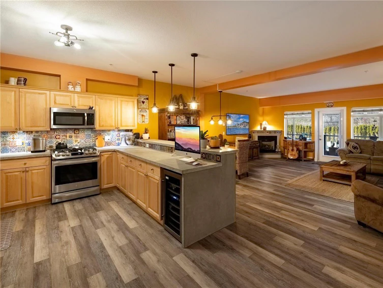 202-3996 Beach Avenue, Peachland, BC, V0H 1X1