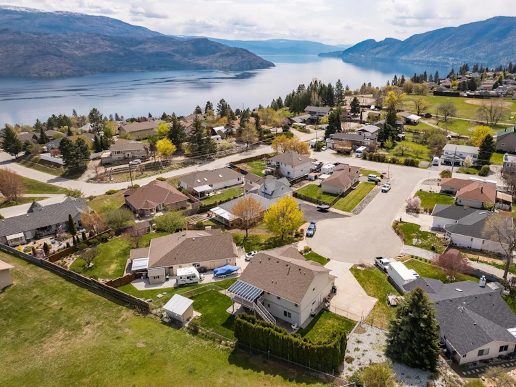 6027 Garraway Place, Peachland, BC, V0H 1X4