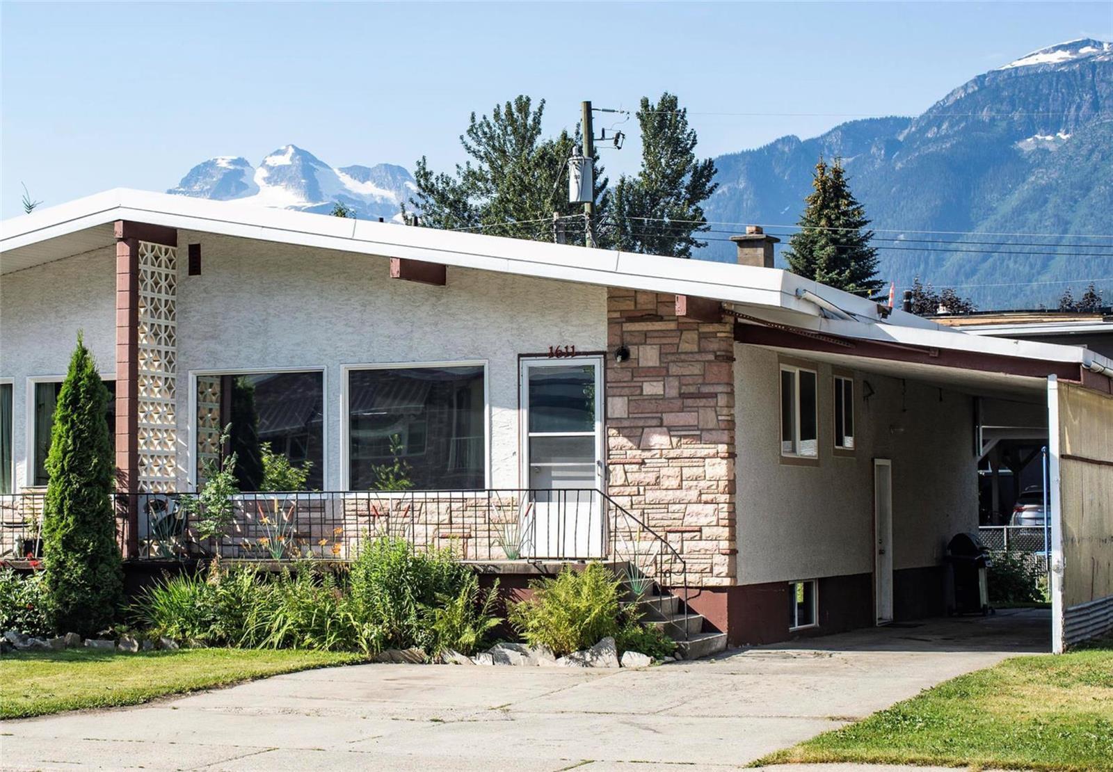 1611 Douglas Street, Revelstoke, BC, Duplex For Sale REW