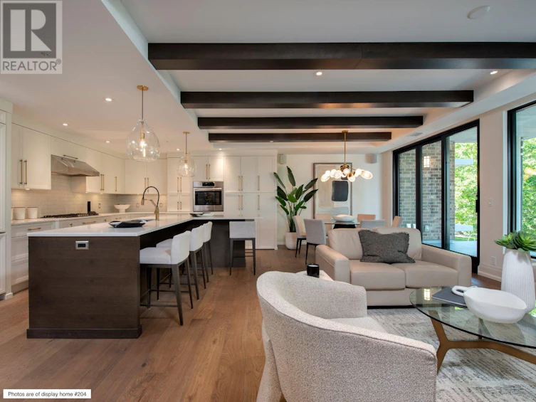 303-460 Groves Avenue, Kelowna, BC, V1Y 4Y5