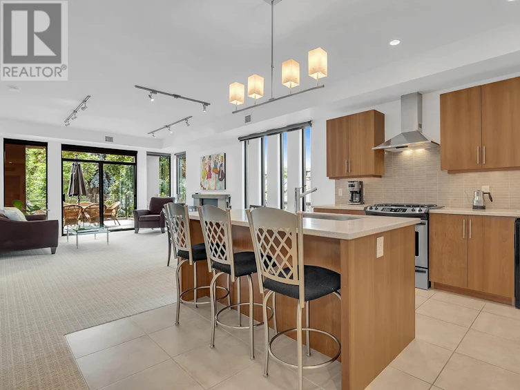 202-446 West Avenue, Kelowna, BC, V1Y 4Z2
