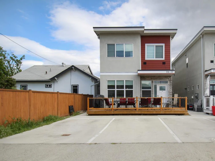 102-708 Revelstoke Avenue, Penticton, BC, V2A 2J2