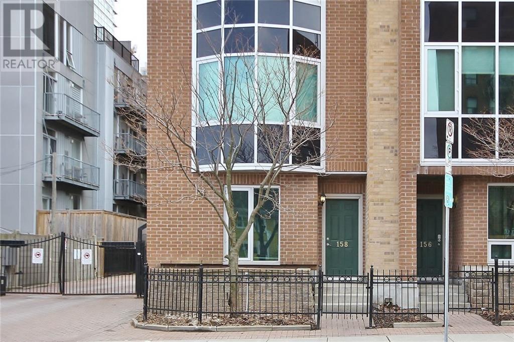 1A-150 York St  