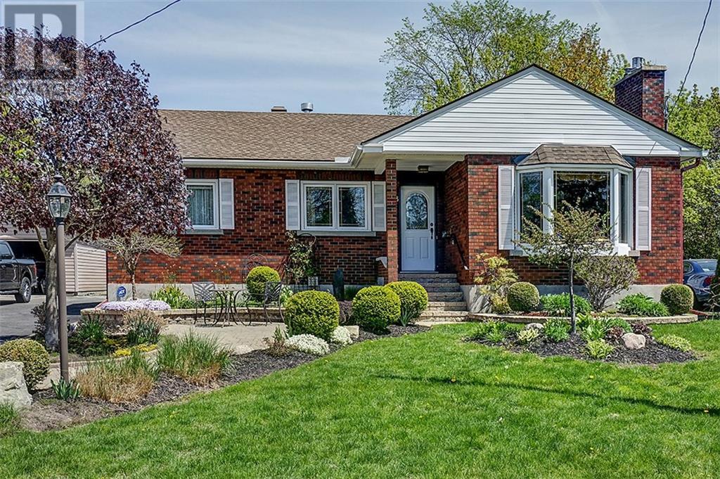 23 Mowat St