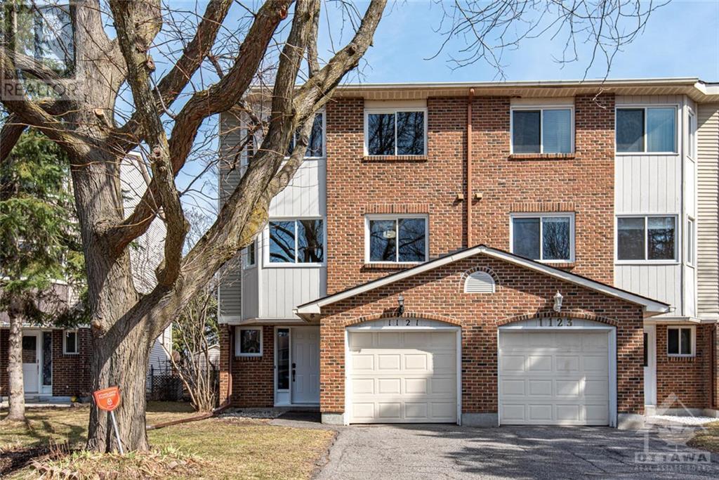 1121 Des Bouleaux Place