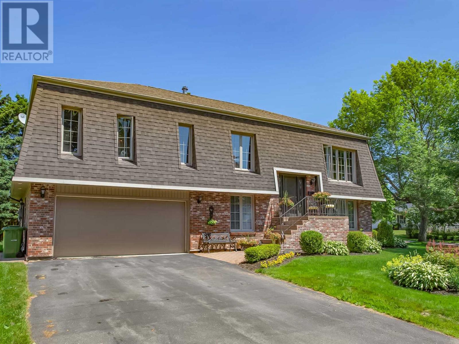 21-23 Maplewood Cres  