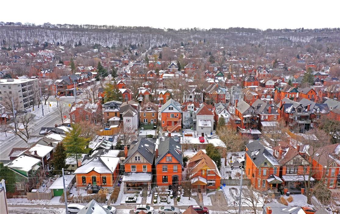 207 Charlton Avenue W  