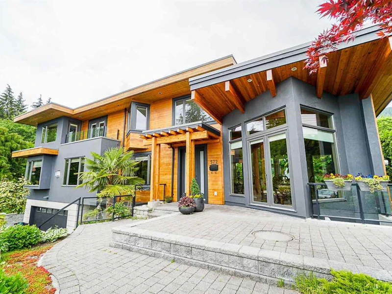 572 Granada Crescent, North Vancouver BC V7N 3A8