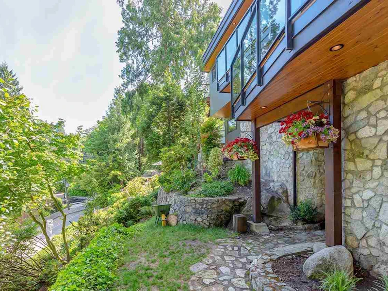 6467 Nelson Avenue, West Vancouver BC V7W 2A5