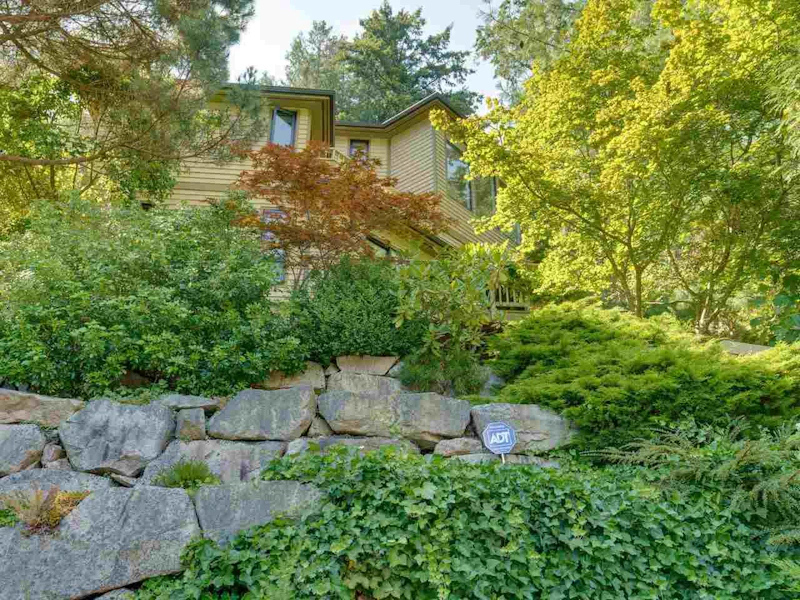 6587 Nelson Avenue, West Vancouver BC V7W 2A5