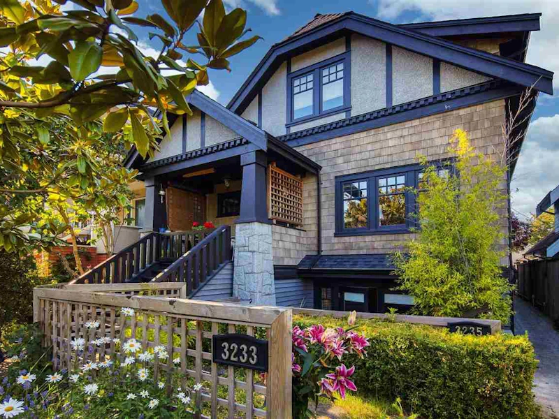 3233 W 3rd Avenue, Vancouver BC V6K 1N5