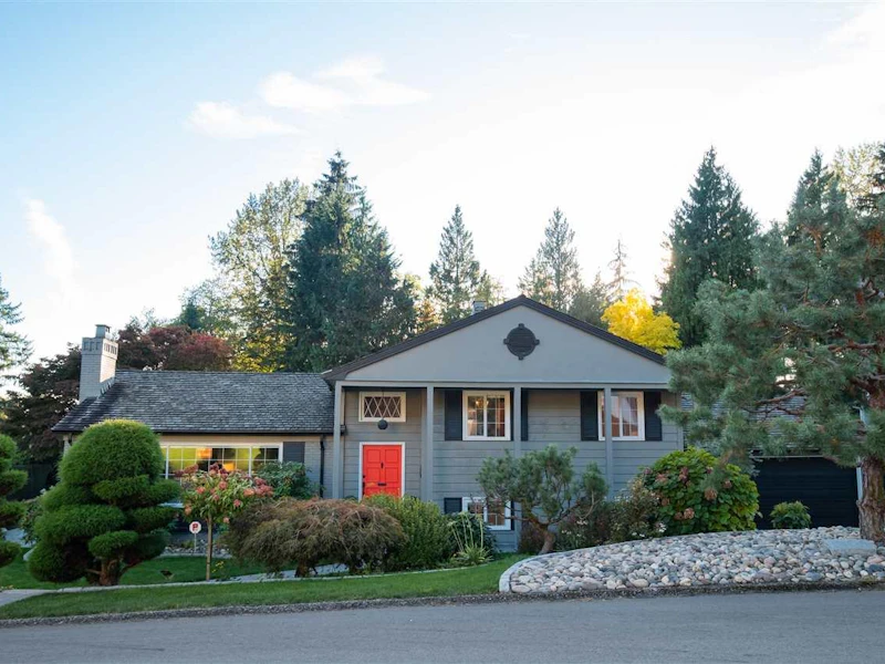 492 Silverdale Place, North Vancouver BC V7N 2Z5