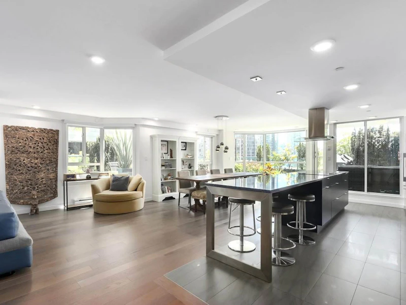 201 - 888 Hamilton Street, Vancouver BC V6B 5W4