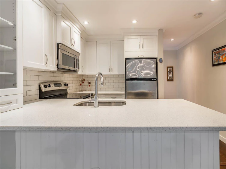 205-2119 Bellevue Avenue, West Vancouver, BC, V7V 1C2