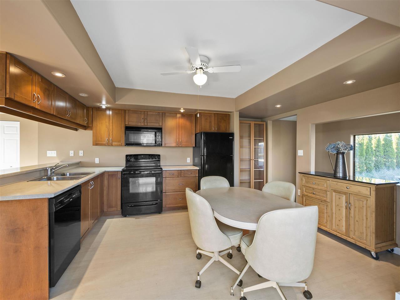 702 Gibsons Way, Gibsons, BC, V0N 1V9