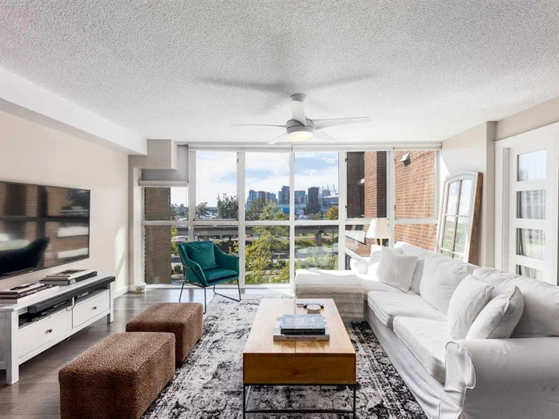 305 - 1128 Quebec Street, Vancouver BC V6A 4E1