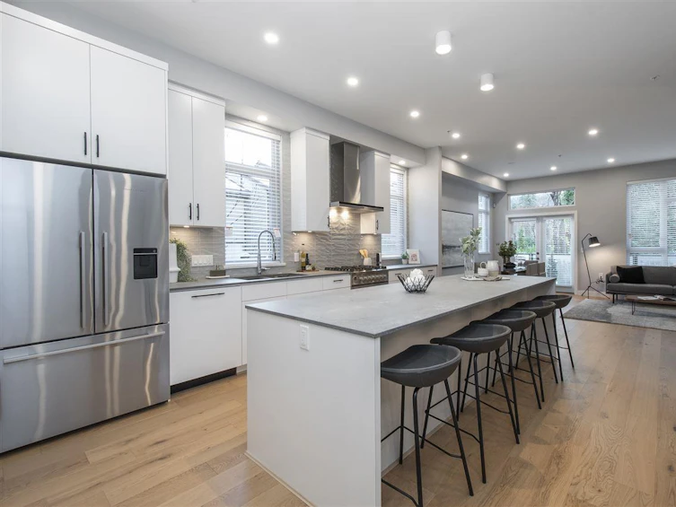 4676 Capilano Road, North Vancouver, BC, V7R 4K3