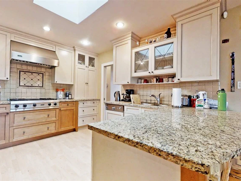 2484 W 16th Avenue, Vancouver BC V6K 3B8
