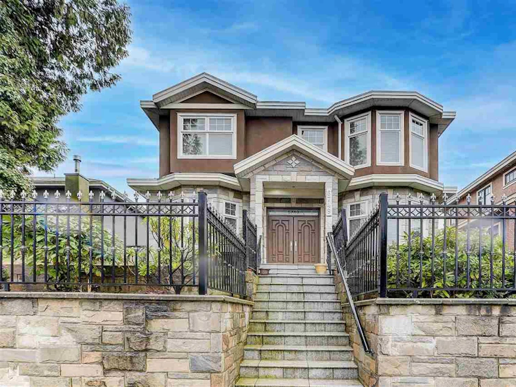 6749 Oak Street, Vancouver, BC, V6P 3Z5