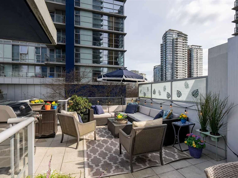 139 Regiment Square, Vancouver BC V6B 1X5