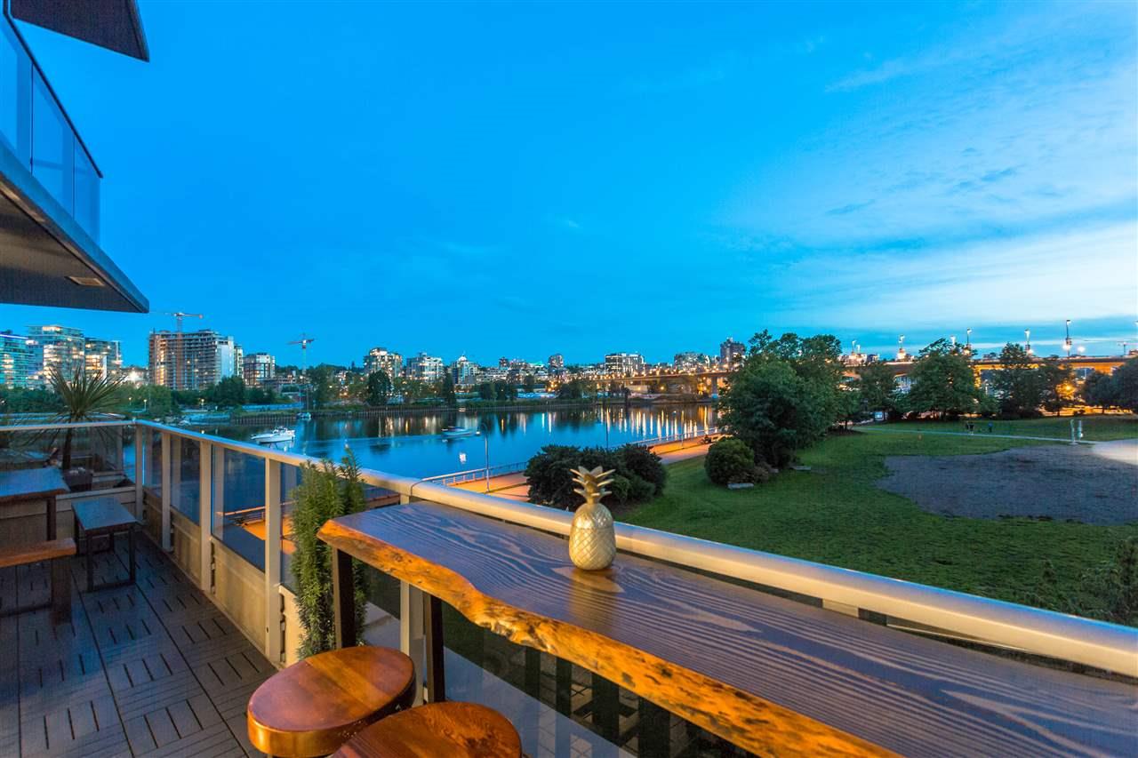303-8 Smithe Mews, Vancouver, BC, V6B 0A5