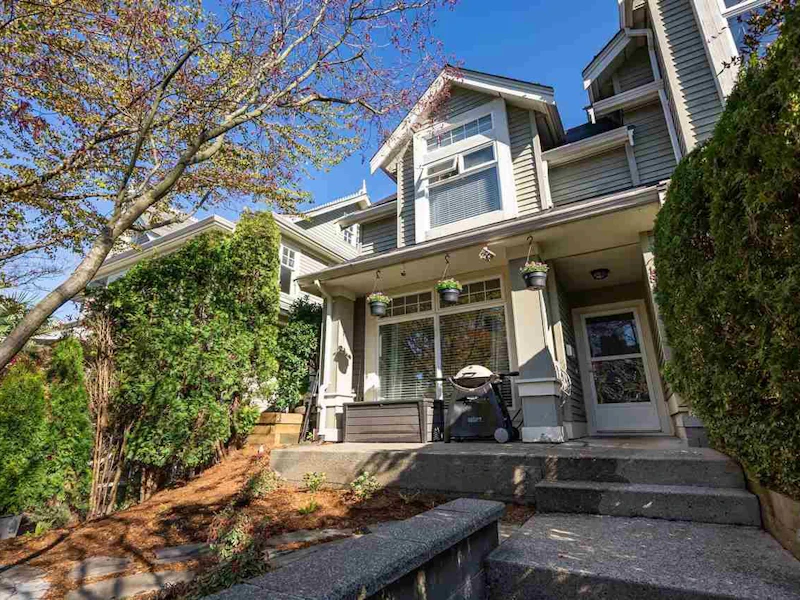 1817 Napier Street, Vancouver BC V5L 2N4