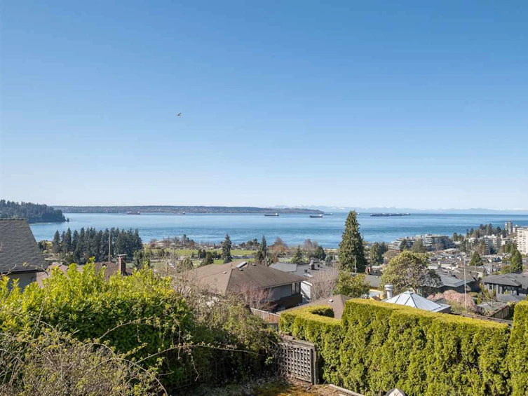 1030 Esquimalt Avenue, West Vancouver, BC, V7T 1J8