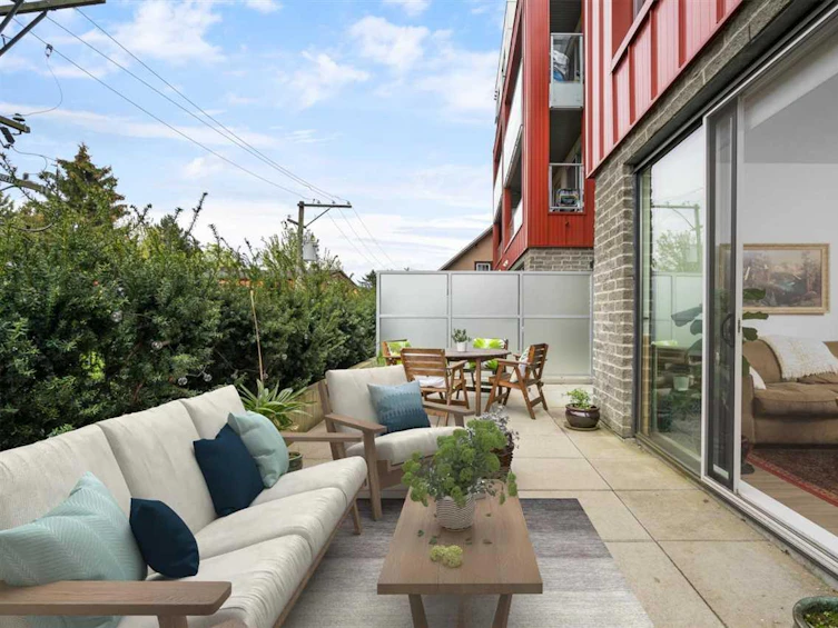 208-379 East Broadway, Vancouver, BC, V5T 1W6