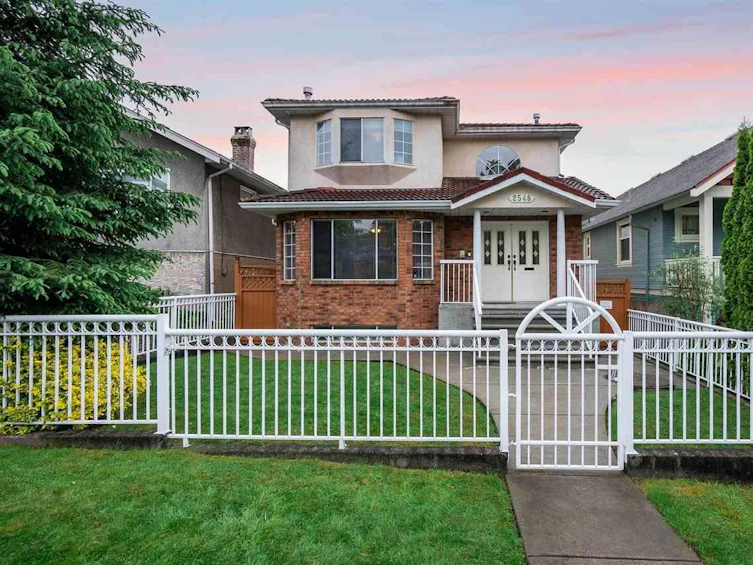 2546 Dundas Street, Vancouver, BC, V5K 1P8