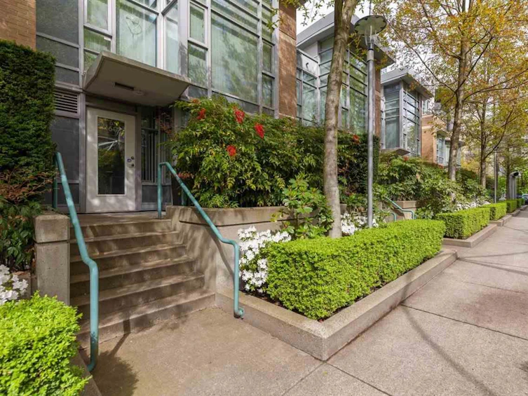 160 Cooper's Mews, Vancouver, BC, V6Z 3A2