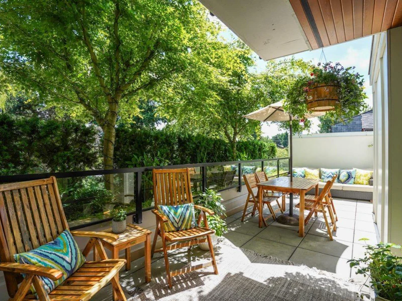 201 - 2020 Alma Street, Vancouver BC V6R 3P9