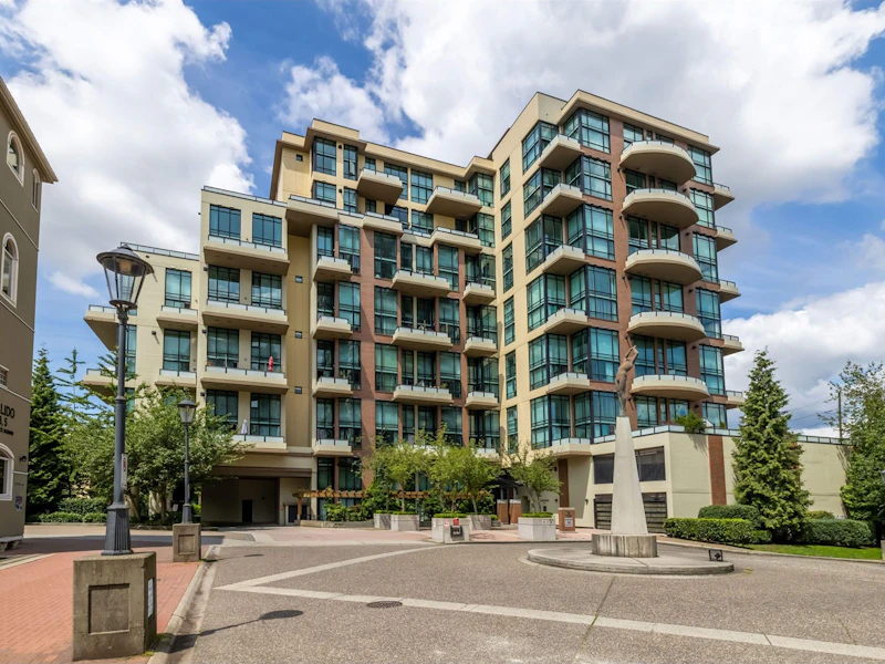 211 - 10 Renaissance Square, New Westminster BC V3M 7B1