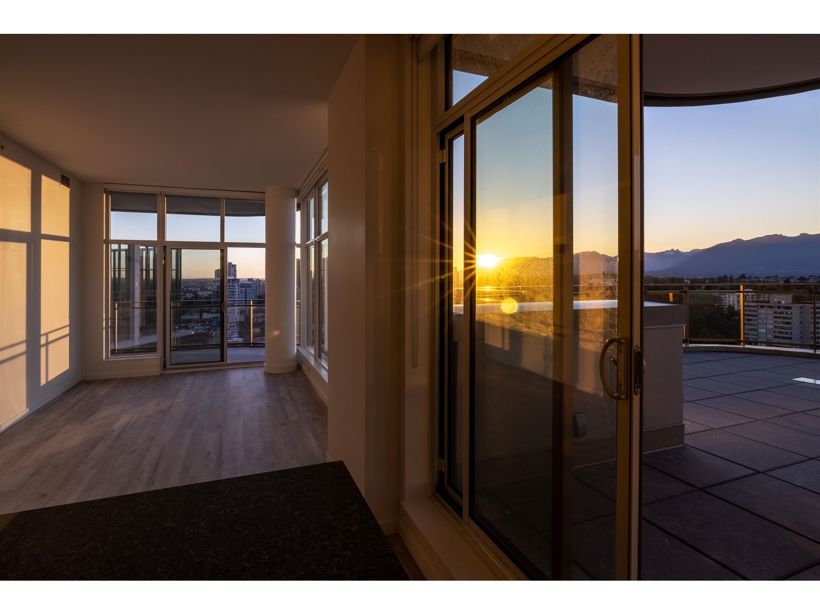 PH-2906-5333 Goring Street, Burnaby, BC, V5B 3A2