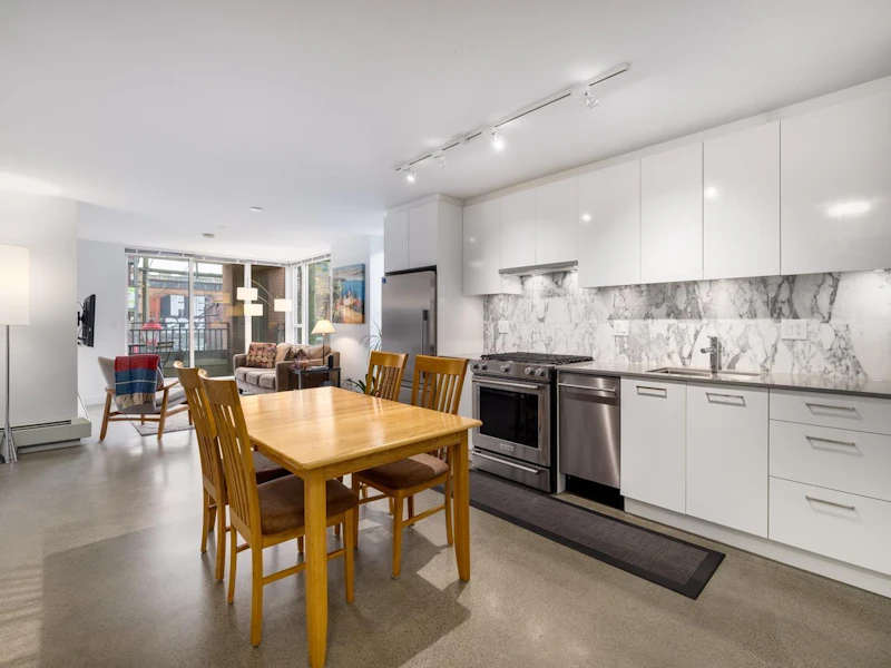 207 - 231 E Pender Street, Vancouver BC V6A 1T8