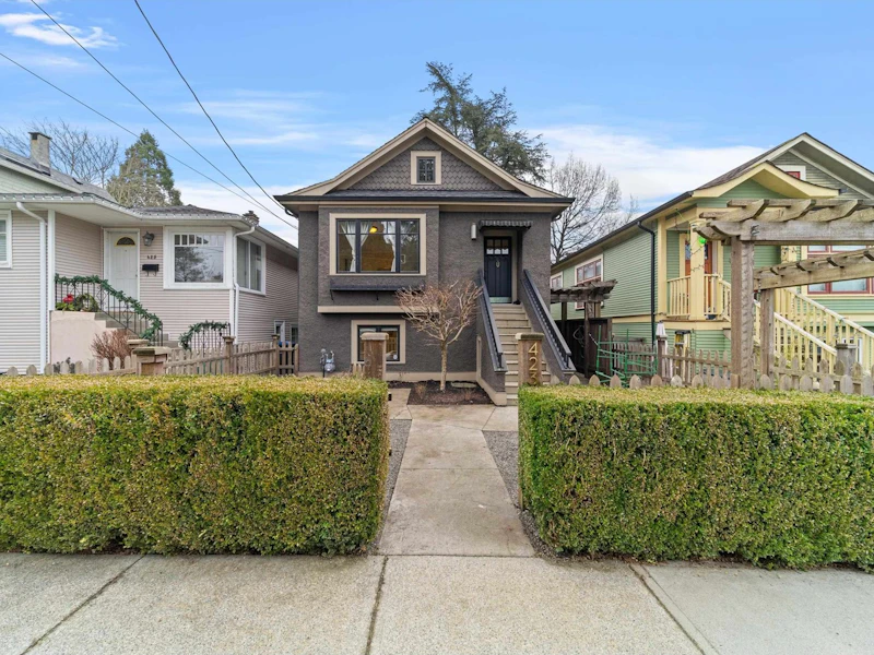 423 Oak Street, New Westminster BC V3L 2T4