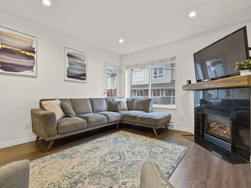 302 - 918 W 16th Street, North Vancouver BC V7P 1R3