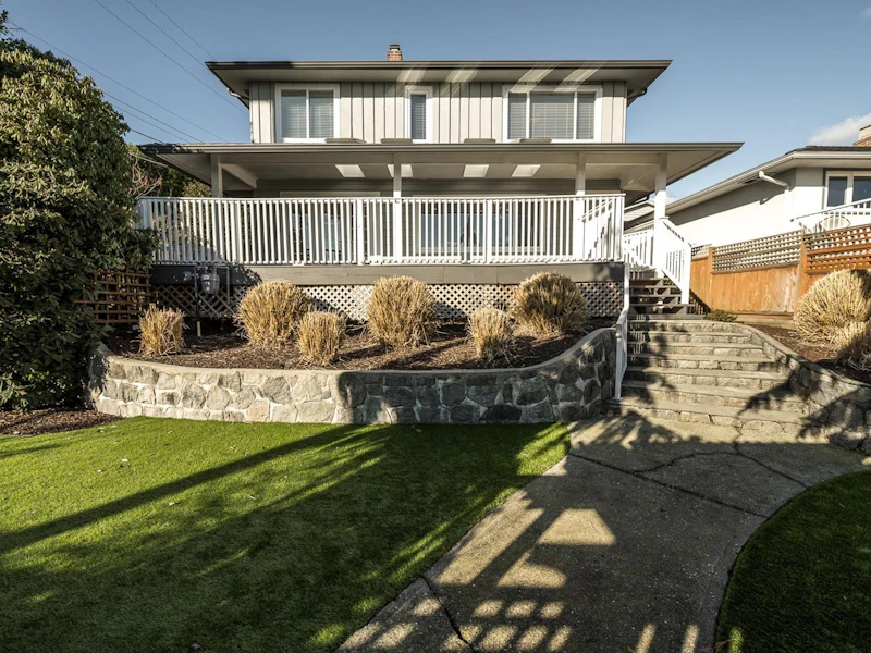 1104 Adderley Street, North Vancouver BC V7L 1T3