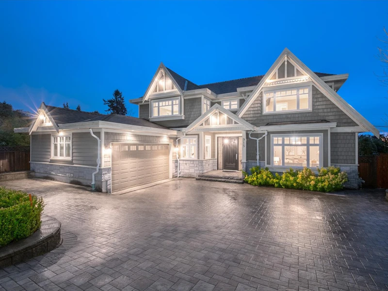 915 Leovista Avenue, North Vancouver BC V7R 1R1
