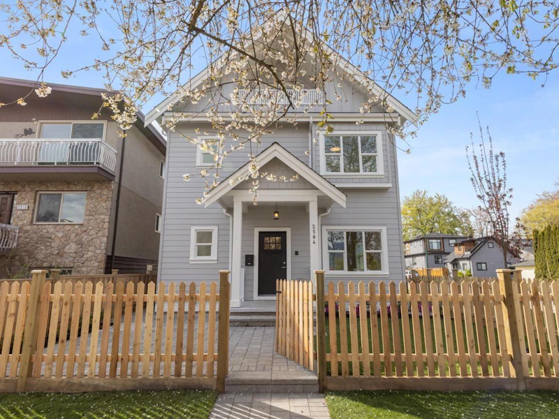2504 Napier Street, Vancouver BC V5K 2W5