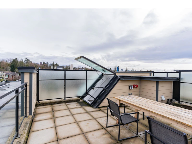 401 - 733 W 14th Street, North Vancouver BC