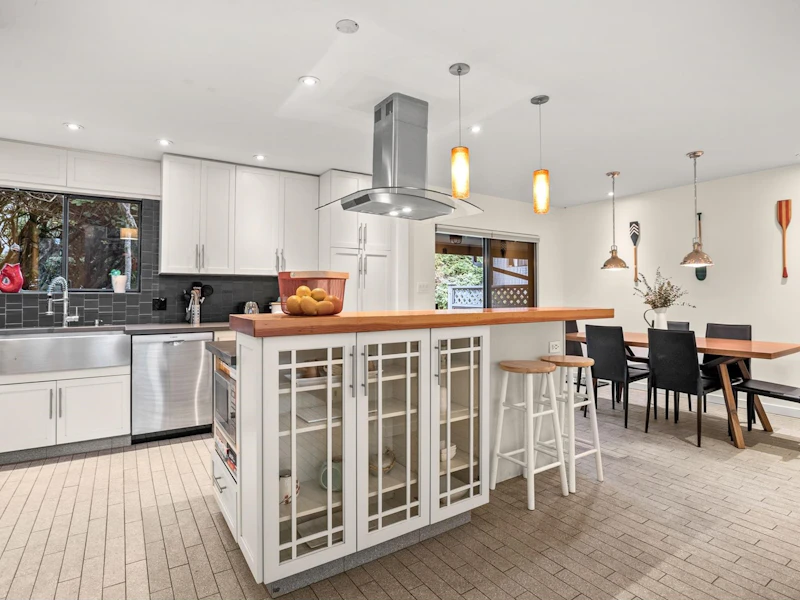 4304 Naughton Avenue, North Vancouver BC V7G 2E1
